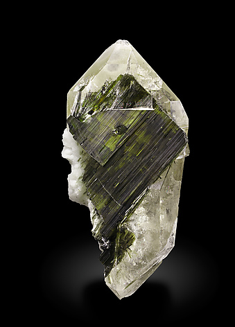 Elbaite with Quartz and Albite. Front / Photo: Joaquim Call�n