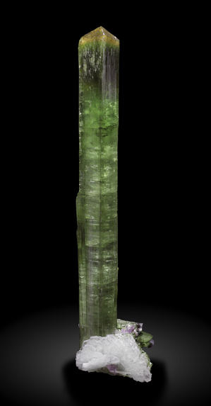 Elbaite with Albite (variety cleavelandite) and 'lepidolite'. Rear / Foto: Joaquim Call�n