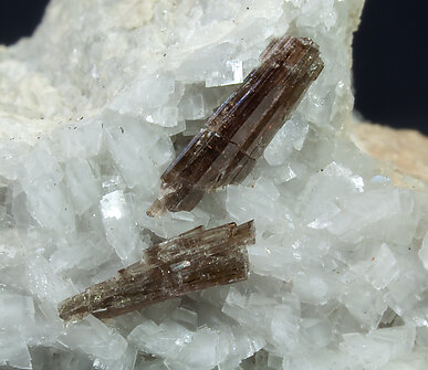 Dissakisite-(Ce)/Allanite-(Ce), Dolomite. 