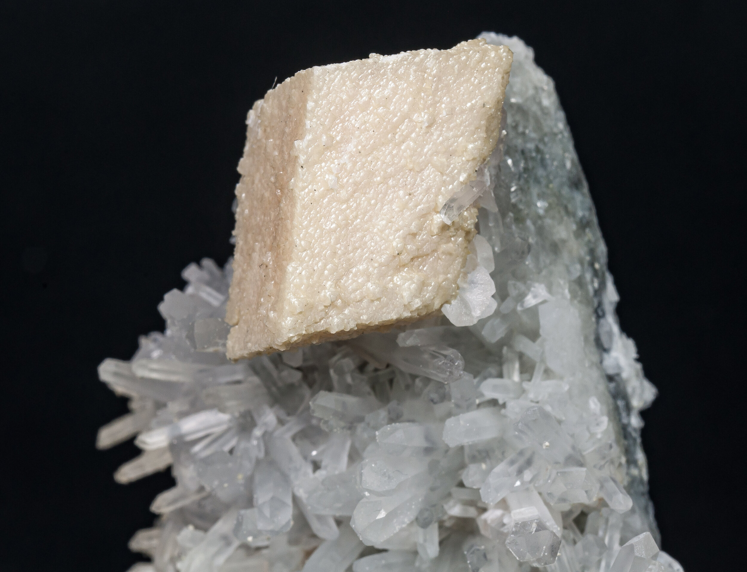 specimens/s_imagesCM/Dolomite-18TFR90_d.jpg