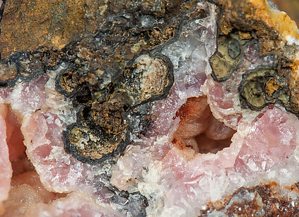 Kentrolite, Rhodochrosite. 