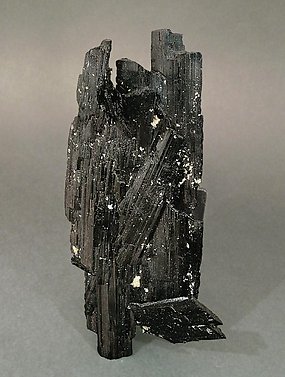 Doubly terminated H�bnerite with Quartz. Front