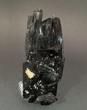 Doubly terminated H�bnerite with Quartz. Rear
