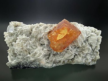 Scheelite on Mica. Side