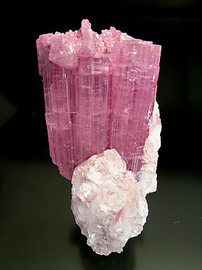 Elbaite (variedad rubellite) with Mica and Quartz. Front