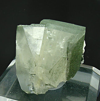 Orthoclasa (variedad adularia) con Clorita. 