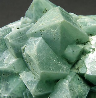 Powellita con inclusiones de Celadonita. 