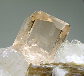 Topacio con Cuarzo, Cleavelandita, Moscovita y Fluorita. 