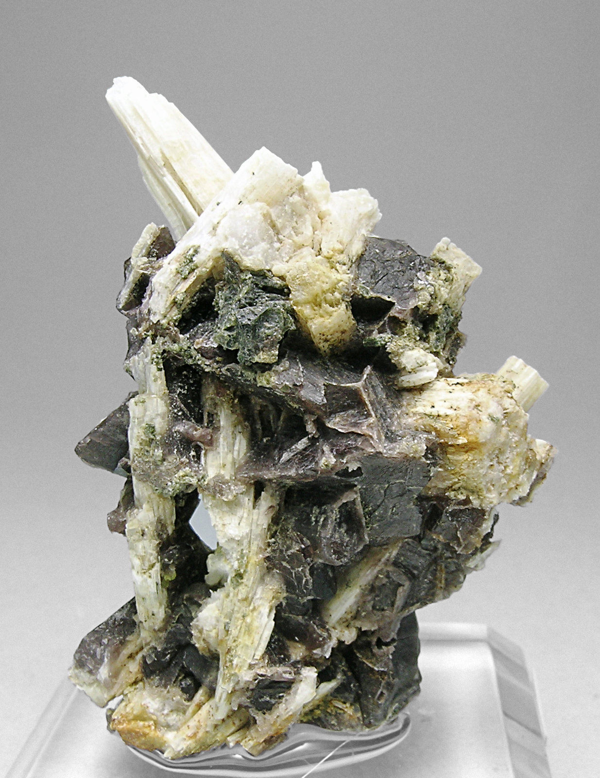specimens/s_imagesM5/Axinite_Fe-RM11M5.jpg