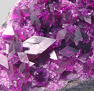 Clinochlore (variety k�mmererite). 