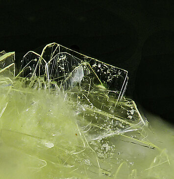 Carlhintzeite with Creedite and Gearksutite. Carlheintzite / Photo: Borja Sainz de Baranda