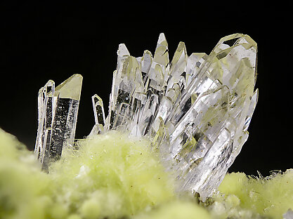 Carlhintzeite with Creedite and Gearksutite. Creedite / Photo: Borja Sainz de Baranda