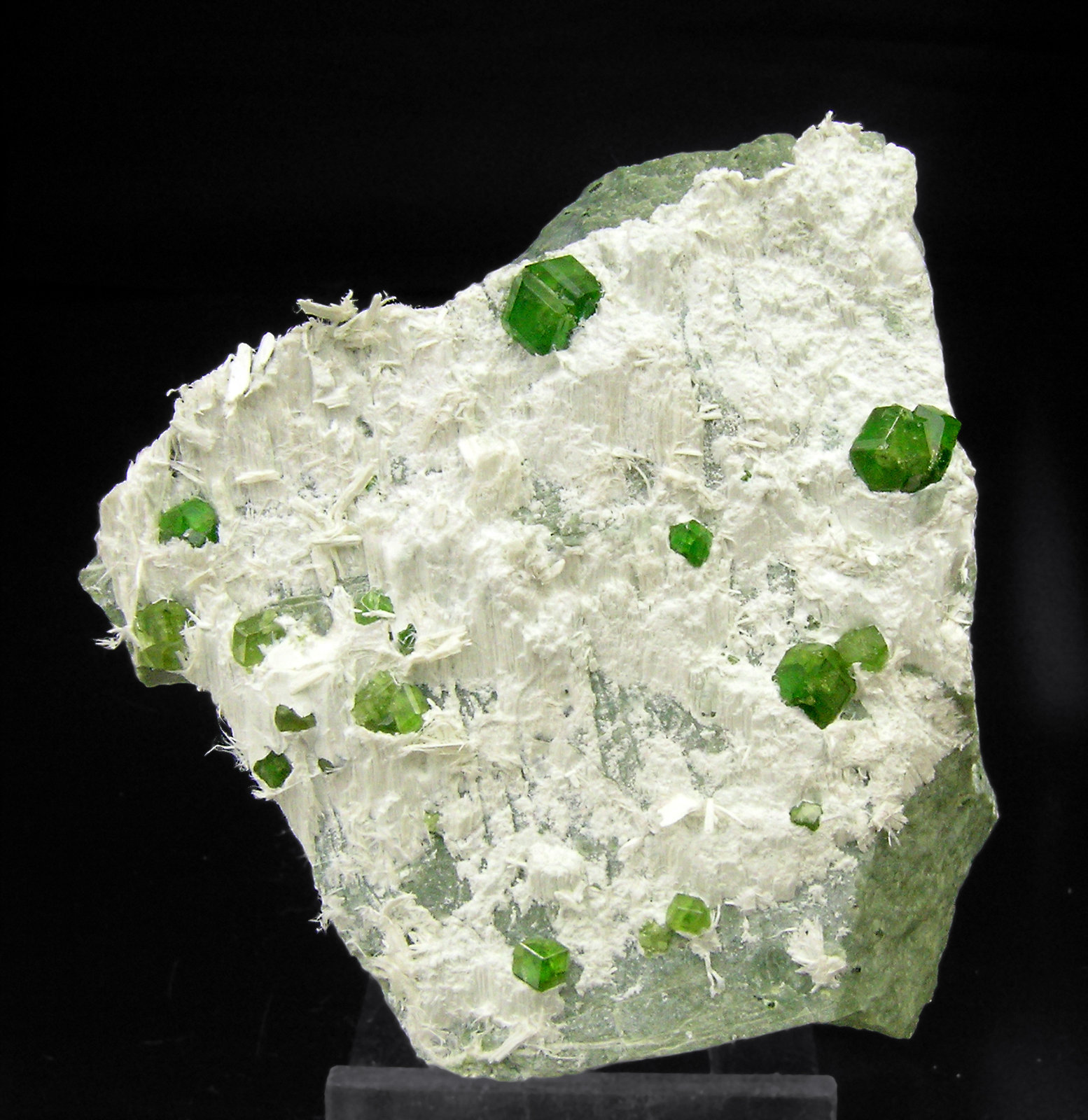 specimens/s_imagesN8/Andradite_Demantoid-TV17N8f.jpg
