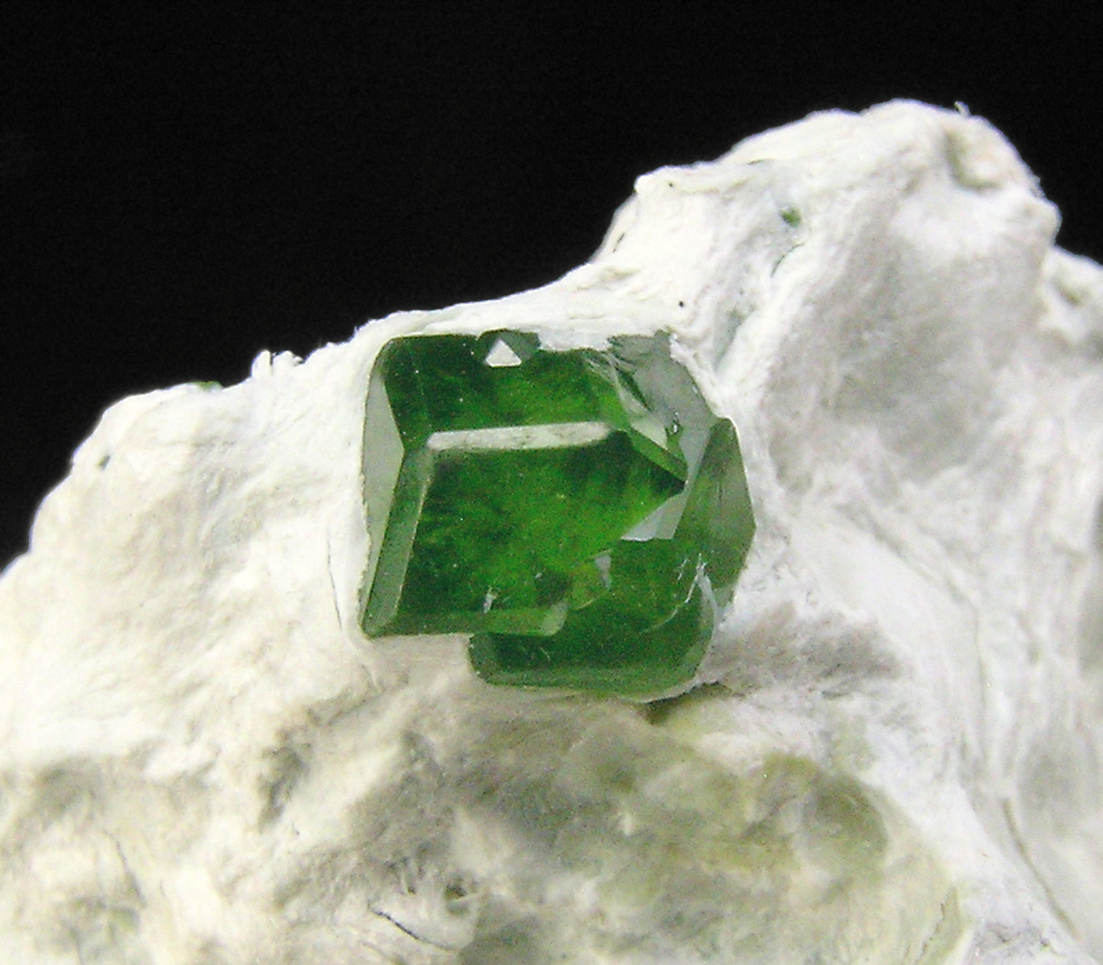 specimens/s_imagesN8/Andradite_Demantoid-TY76N8d.jpg