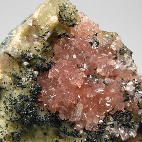 Hureaulite with Rockbridgeite and Correianevesite. 