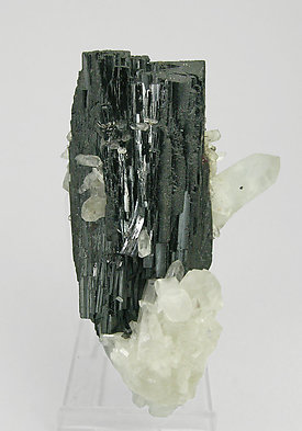 H�bnerita biterminada con Cuarzo. Vista frontal