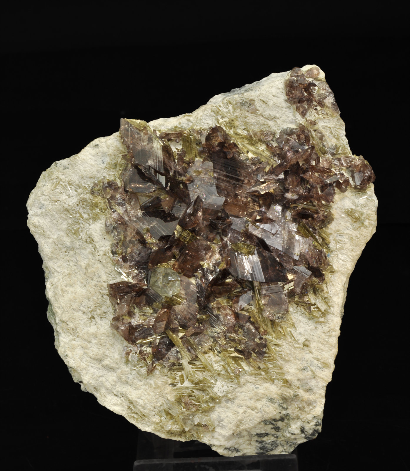 specimens/s_imagesR0/Axinite_Fe-GK88R0f.jpg