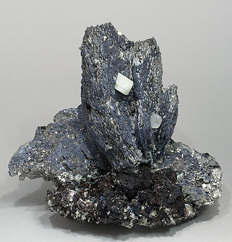 L�llingite with Molybdenite, Scheelite, Fluorite and Magnetite. Side