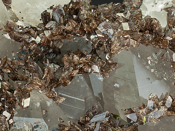 Axinita-(Fe) con Cuarzo y Epidota. 