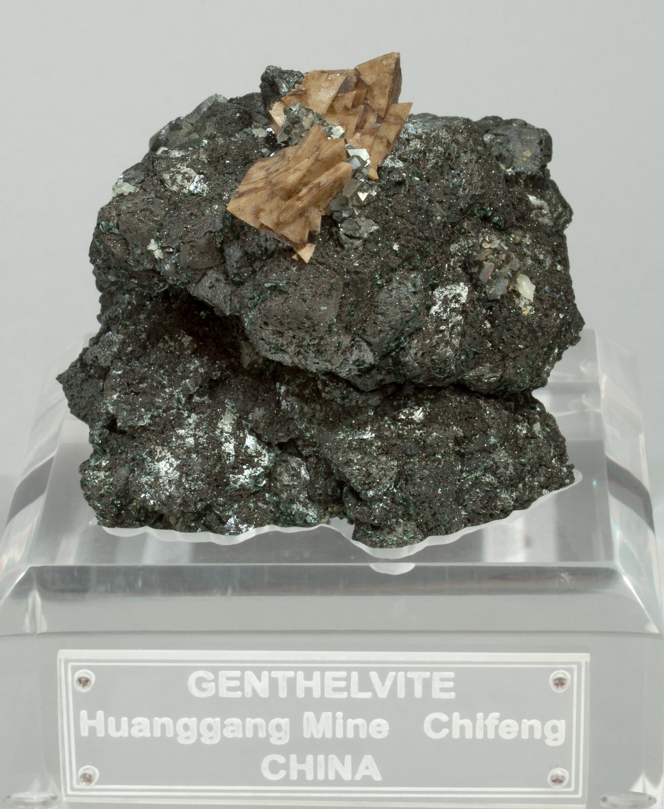 specimens/s_imagesZ0/Genthelvite-EG36Z0f.jpg